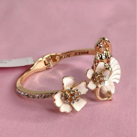 Betsey Johnson Bracelet Shell Yeah Mermaid Hinge Bangle Seashell Crystal Enamel - Picture 5 of 13